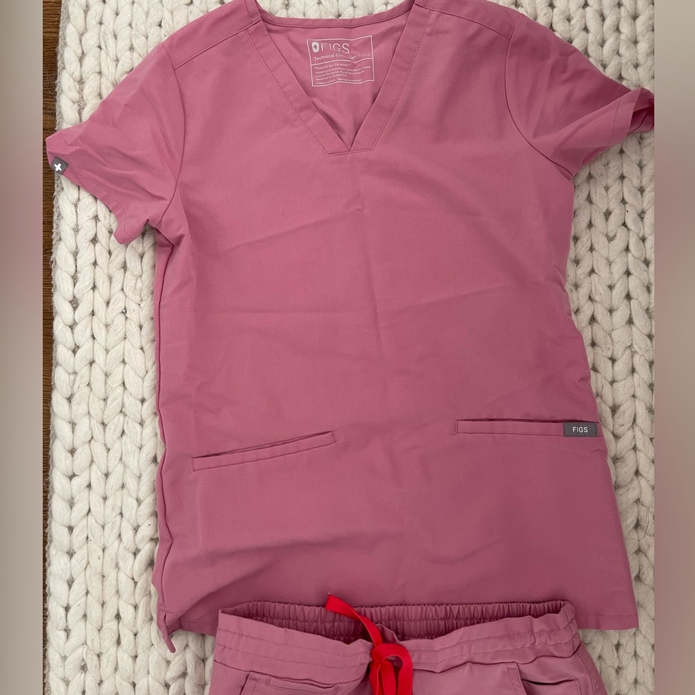 FIGS Scrubs Chalk Pink Casma Top (XXS) and Yola Pant (XS Petite)